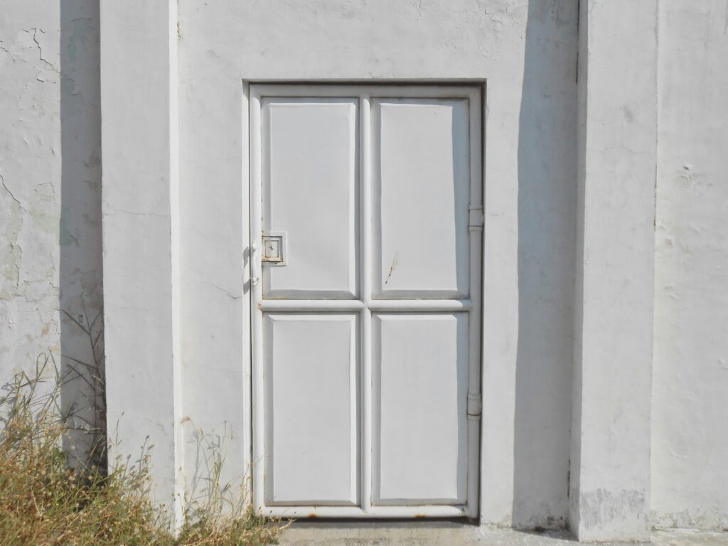 Witte stalen deur