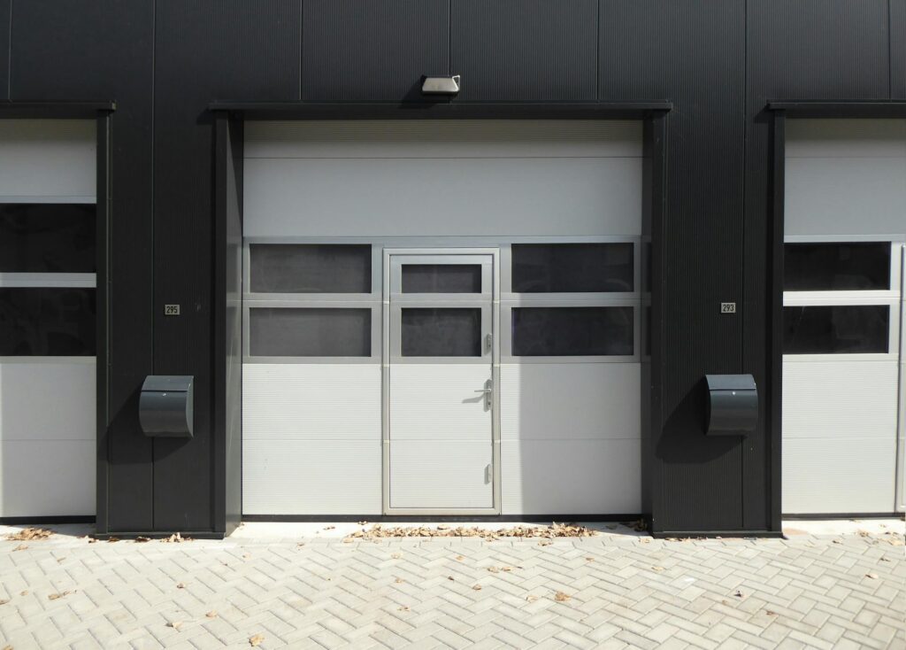 Garagedeur met loopdeur